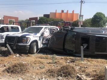 Choca camioneta contra patrulla en bulevar Las Torres