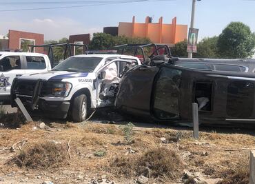 Choca camioneta contra patrulla en bulevar Las Torres