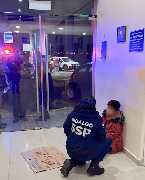 Policía Violeta auxilia a menor extraviado en Mineral de la Reforma | Foto: Especial