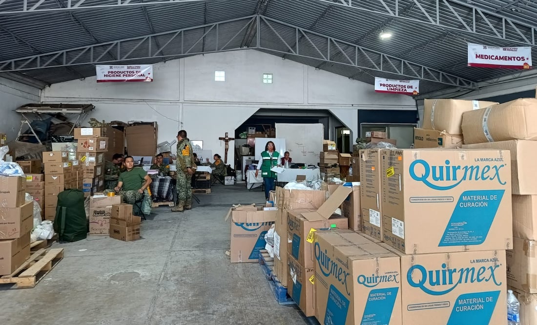 En las comunidades afectadas por la perturbación tropical 90-E desplegaron más de 100 células médicas de Sedena | Foto: Lourdes Naranjo