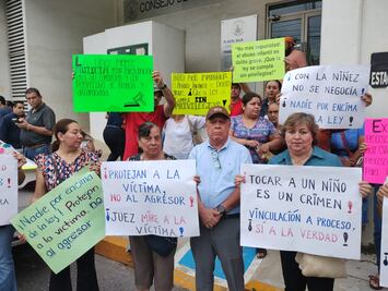 Exigen vinculación a proceso contra profesor acusado de presunta violación de dos menores