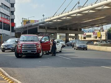 Auto compacto choca contra camioneta en atirantado