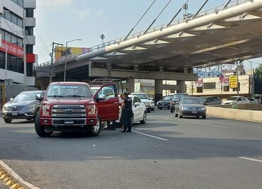 Auto compacto choca contra camioneta en atirantado