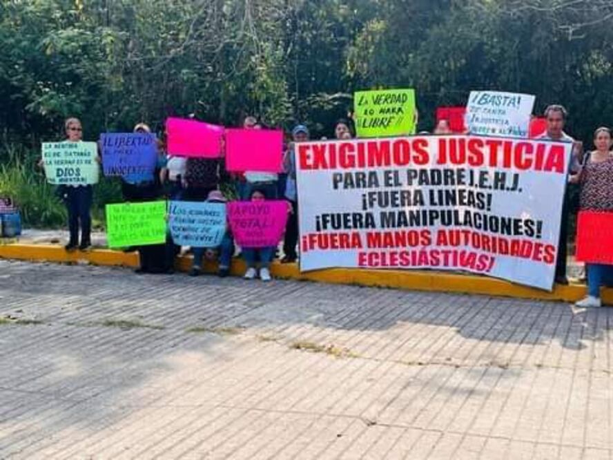 Por dos horas consecutivas permanecieron los feligreses en señal de apoyo al sacerdote | Foto: Especial