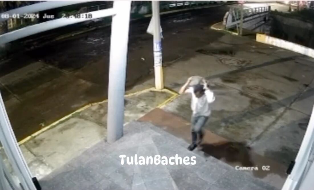 Dos sujetos de sexo masculino fueron aprendidos por elementos de Seguridad Pública municipal de Tulancingo tras haber sido reportados por lanzar piedras de gran tamaño a comercios del municipio I Foto: Toma de video