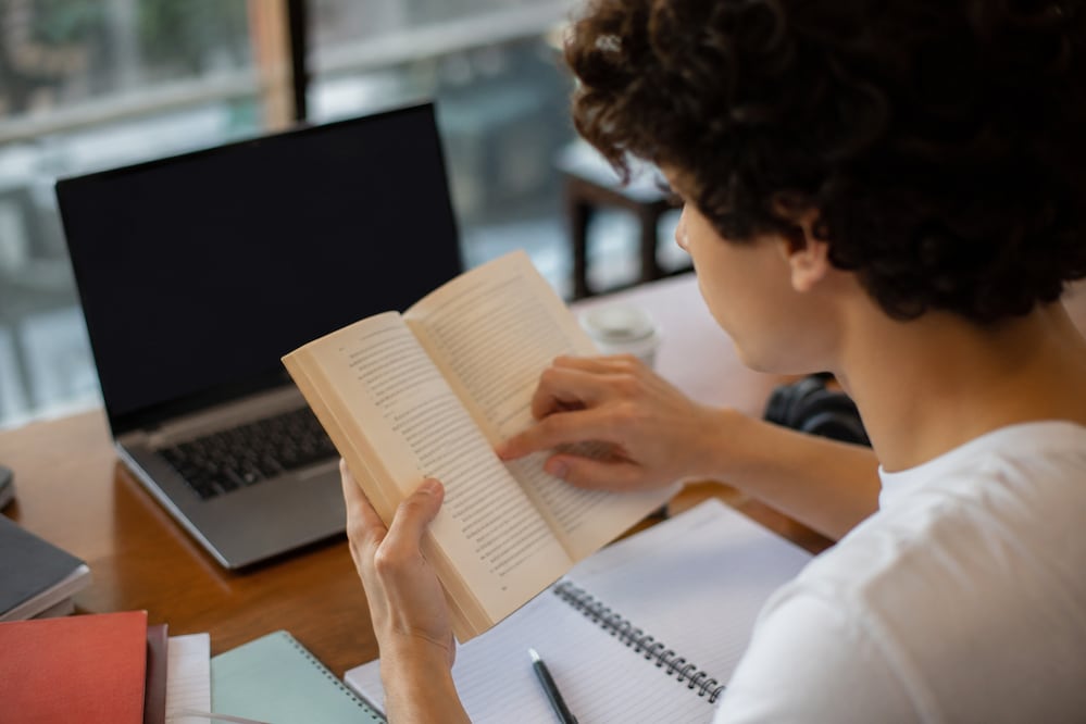 ¿Te gusta leer y crear contenido? Imagen creada con IA