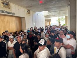 Tianguistas toman la presidencia de Tizayuca y acuerdan diálogo con autoridades