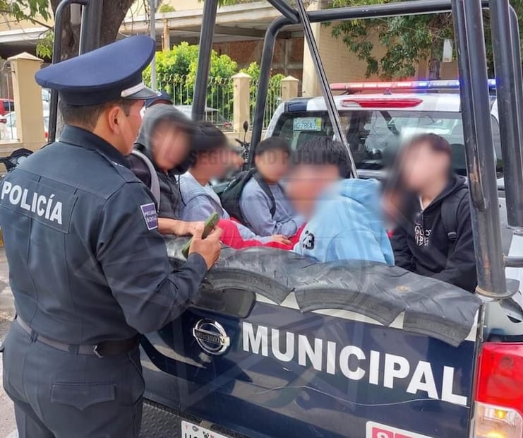 Policías de Pachuca ayudan a estudiantes del CBTIS 222 a llegar a clases tras negativa de transporte público | Foto: Especial