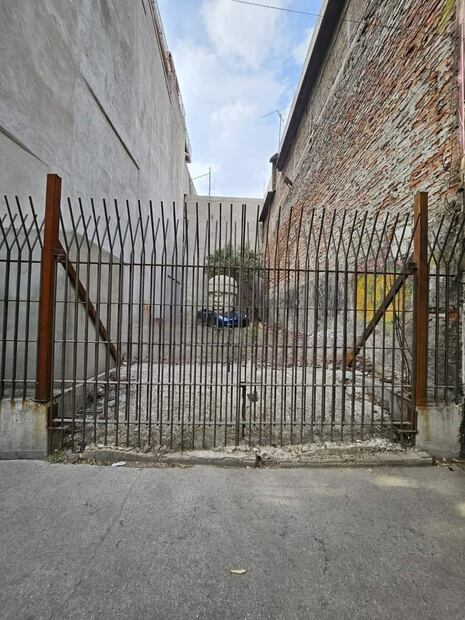 Tesla es 'aplastado' por cabeza Olmeca en la colonia Roma | Foto: Especial
