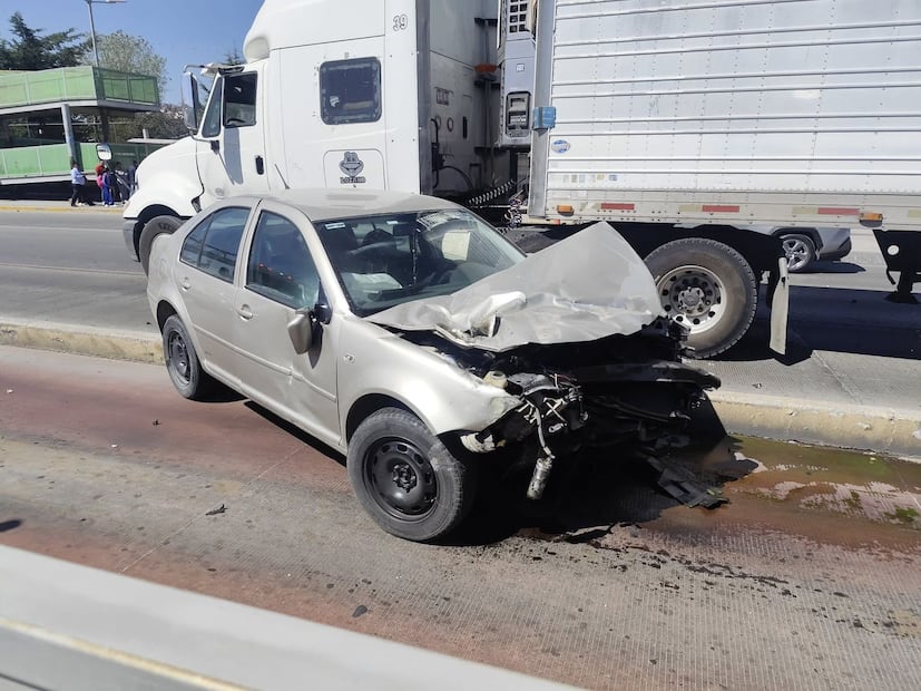 Vehículo invade carril confinado y choca contra unidad del Tuzobús en la estación Matilde | Foto: especial
