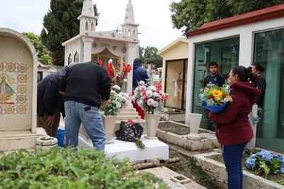 Cientos rinden homenaje a padres fallecidos en el panteón San Miguel de Tulancingo