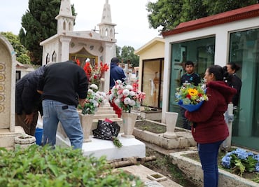 Cientos rinden homenaje a padres fallecidos en el panteón San Miguel de Tulancingo