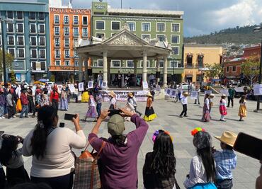 Movimiento Antorchista protesta con caravana cultural en Pachuca