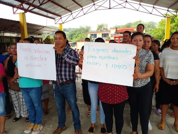 Padres de escuela primaria retienen a autoridades educativas por falta de maestros