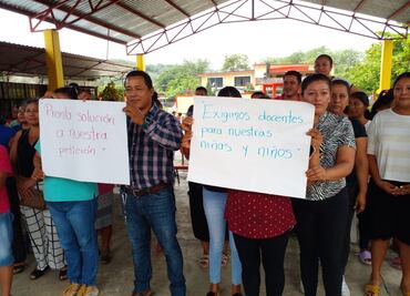 Padres de escuela primaria retienen a autoridades educativas por falta de maestros
