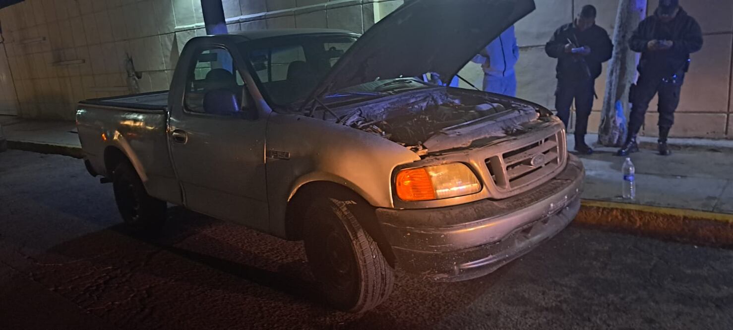 Una camioneta Ford F150, color blanco, se incendió en la colonia Santa Julia
Foto: Especial