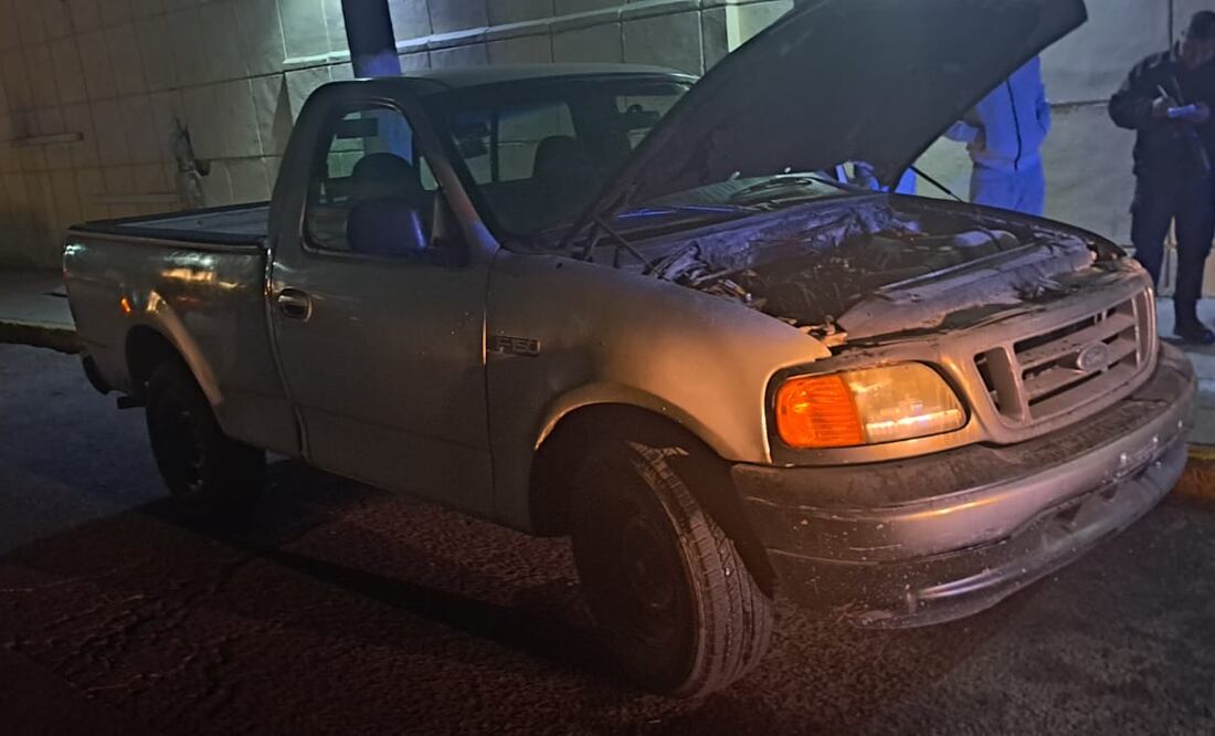Una camioneta Ford F150, color blanco, se incendió en la colonia Santa Julia
Foto: Especial