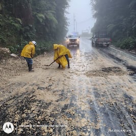 Lluvias provocan derrumbes en carreteras de Tenango de Doria