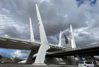 Peatones y ciclistas siguen en desventaja bajo el puente atirantado