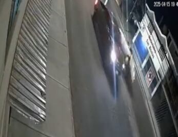 Vuelca taxi en Tulancingo tras impactar camellón