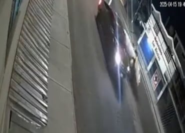 Vuelca taxi en Tulancingo tras impactar camellón