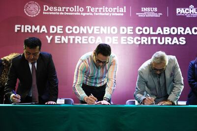 Pachuca e INSUS entregan 80 escrituras a pobladores de Tlapacoya