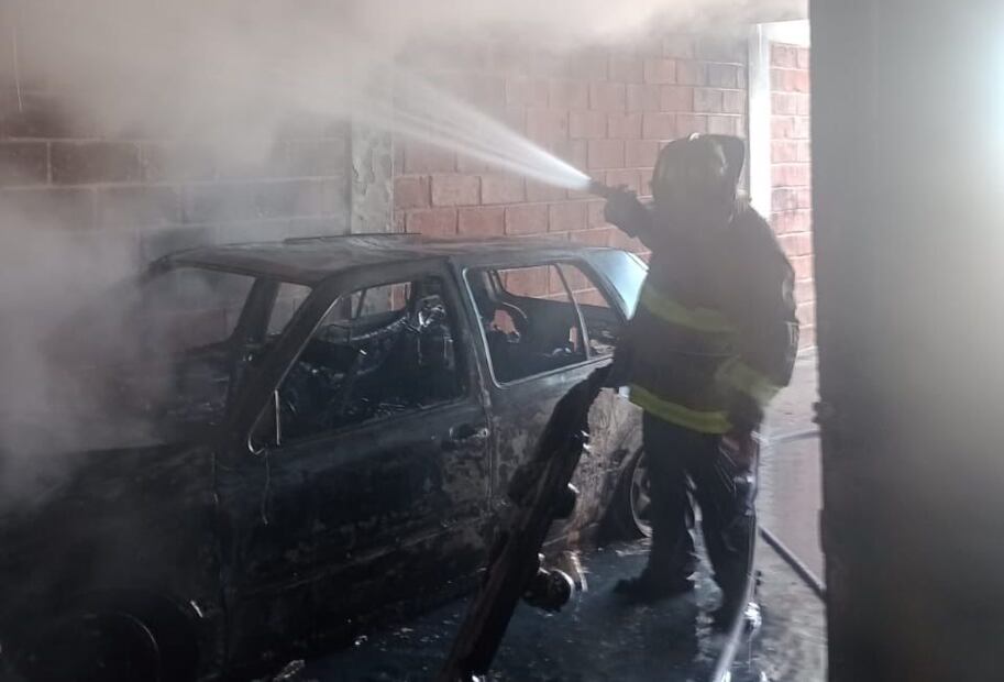 Incendio consume vehículo y vivienda en El Pedregal de Tizayuca; vecinos sin luz | Foto: Especial