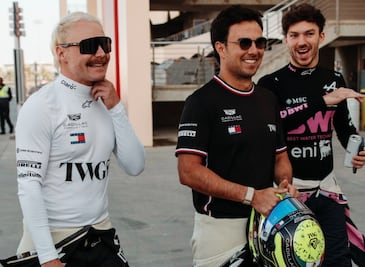 Checo Pérez y Bottas, contentos en el tercer día de prácticas de F1 en Baréin 