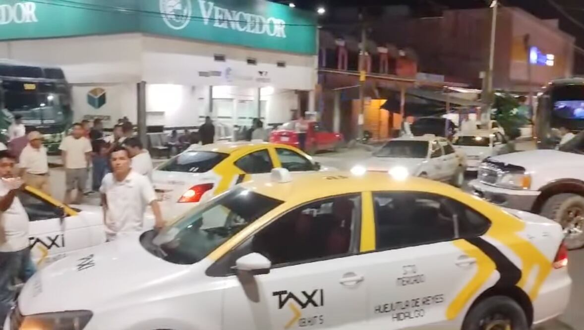 El cierre de esta vía provocó que varios traileros quedarán varados, toda vez que las calles estrechas no permitieron que continuarán con su trayecto | Captura de video