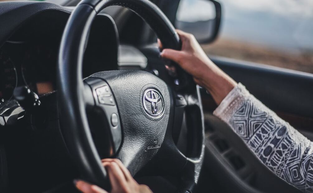 Si manejas cualquier tipo de vehículo es obligatorio portar la licencia | Foto: Pexels