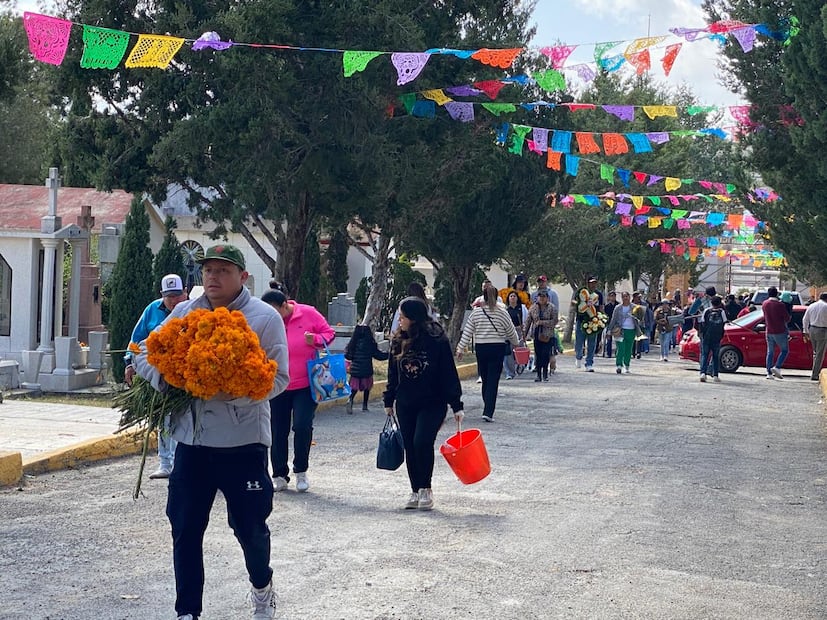 Entre flores, música y recuerdos, Pachuca honró a sus muertos | Foto: Luis Soriano