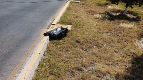 Bolsa negra sobre el bulevar Colosio alerta a cuerpos de emergencia