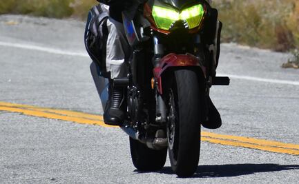 Como acto de empatía, motociclista ayuda a una ambulancia en pleno tráfico