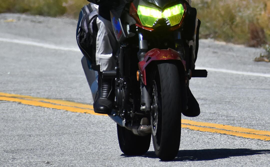 Plano recortado motociclista en carretera | Foto: Luis Valencia de Pexels