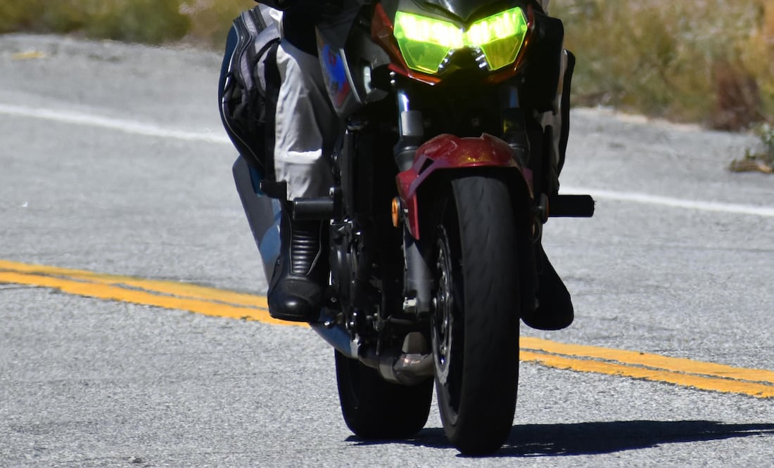 Plano recortado motociclista en carretera | Foto: Luis Valencia de Pexels