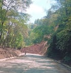 Derrumbe bloquea carretera en la sierra de Hidalgo tras intensas lluvias