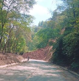 Derrumbe bloquea carretera en la sierra de Hidalgo tras intensas lluvias