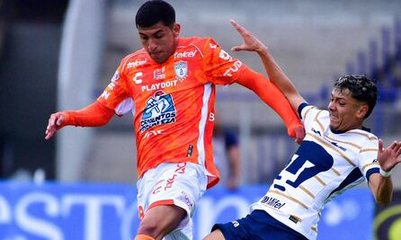 Pumas hace valer su localía y vence a Pachuca 2-0