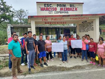 Padres de familia toman escuela por falta de maestros en Huejutla