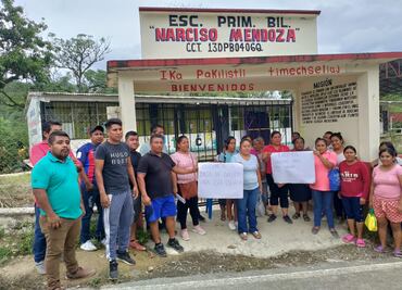 Padres de familia toman escuela por falta de maestros en Huejutla