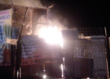 Incendio en lote de venta de fierro viejo alerta a población de Cuautepec