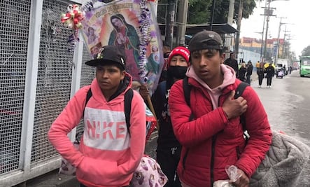 Lluvia y frío no detiene a peregrinos en su camino a la Basílica