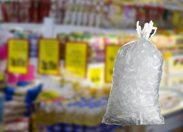 Tiendas hacen hielo y bolis sin sabor para atender demanda