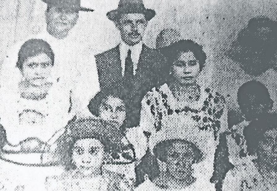 La primera regidora de Mérida, Rosa Torres González (atrás a la derecha), junto a Felipe Carrillo Puerto. Foto: Especial