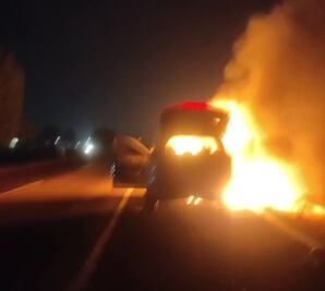 Incendio en autopista México-Pachuca; vehículo se consume por completo