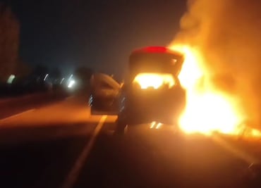 Incendio en autopista México-Pachuca; vehículo se consume por completo