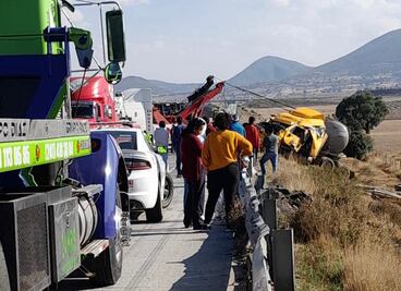Caos en la autopista Arco Norte por volcadura de tractocamión