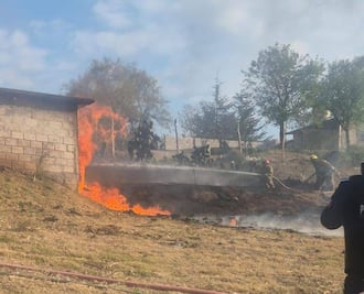 Incendio arrasa vivienda presuntamente usada como bodega de huachicol en Cuautepec