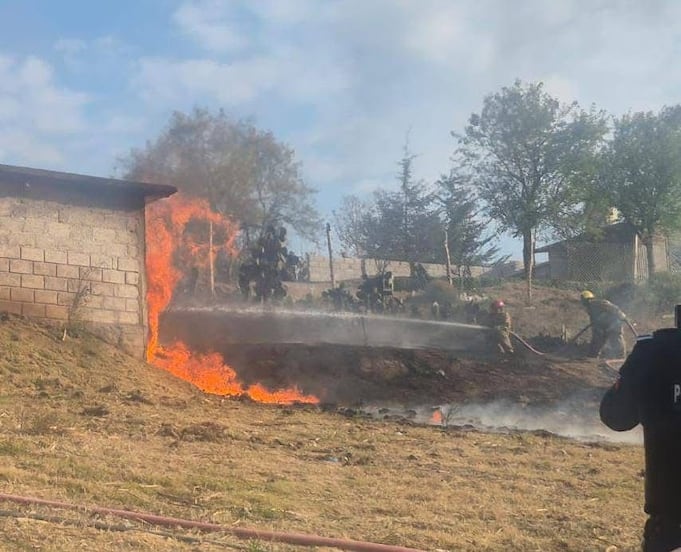 Incendio arrasa vivienda presuntamente usada como bodega de huachicol en Cuautepec