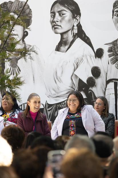 Xiuhtzatzin, mujer indígena nacida en Tula en Paseo de las Heroínas en avenida Reforma